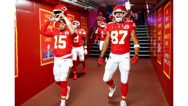 Estrellas de fútbol americano enfrentan demanda por presunta infracción marcaria