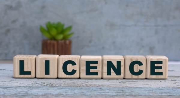 Licenciar vs. Vender: ¿Qué conviene más para tu marca comercial?