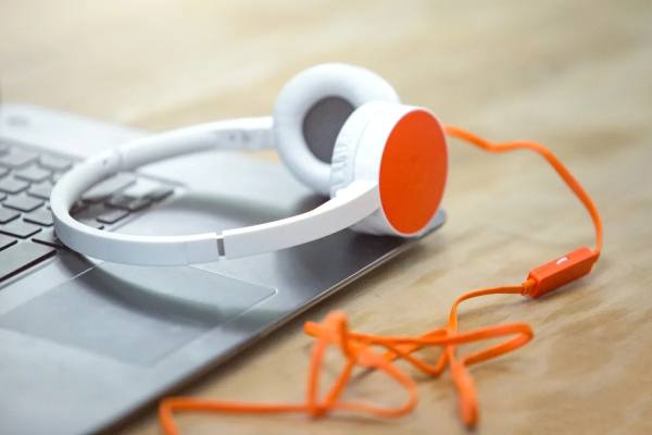 Streaming Farms: Digital Fraud or New Visibility Strategy?